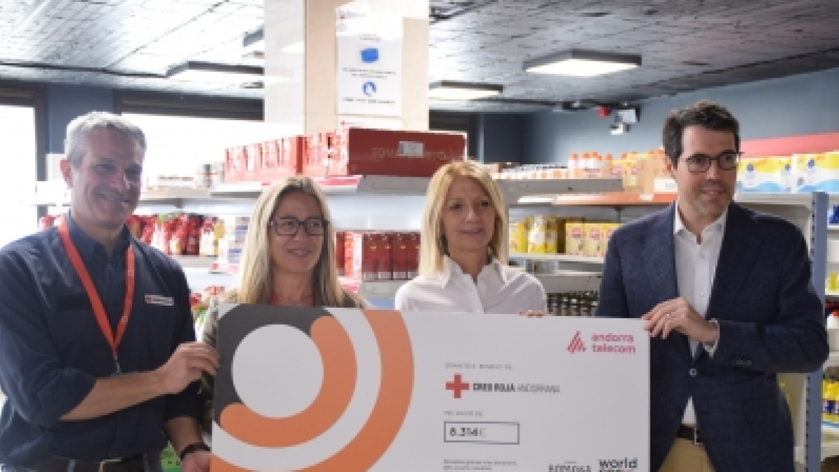 L'entrega del xec de la donació solidària