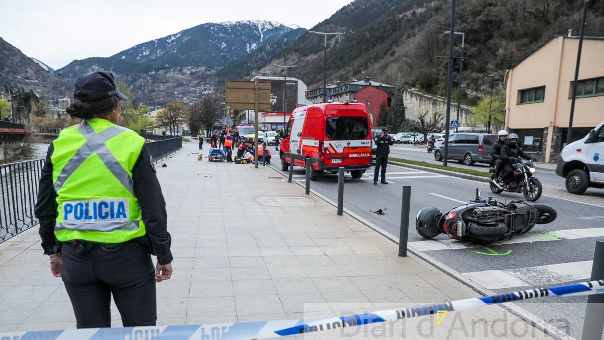 Membres del SUM, metges i tècnic sanitaris estabilitzen un accidentat en moto a l'alçada de l'estació autobusos