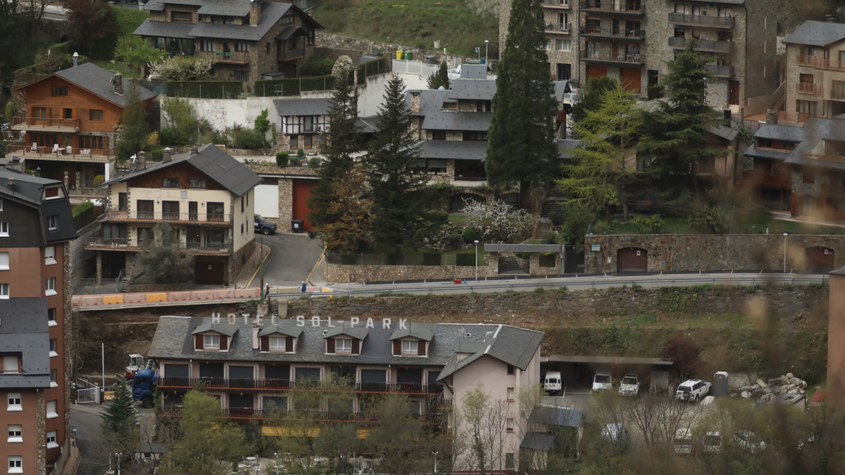 Pas alternatiu al tram afectat.