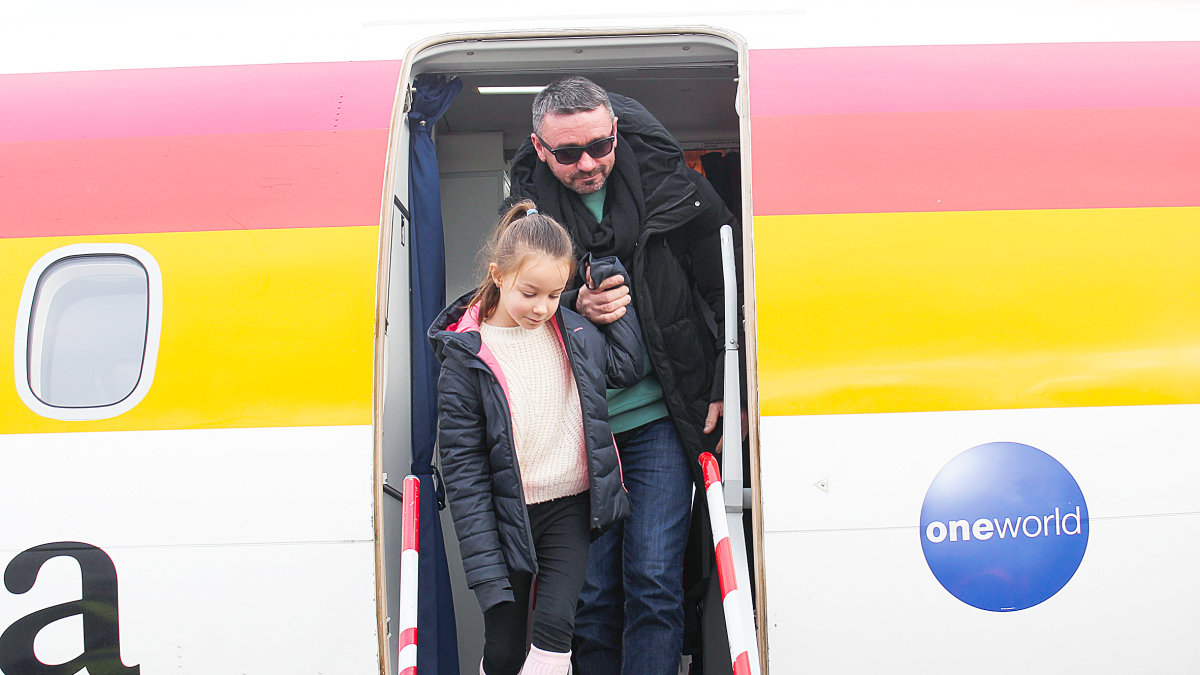 Primers passatgers baixant del vol pilot de Palma.