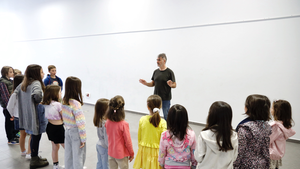 Uns quinze nens durant la primera sessió