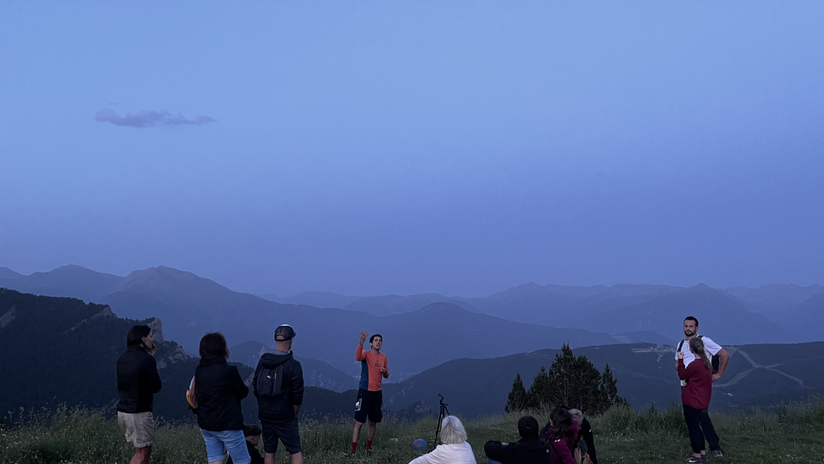 Un grup preparant-se per veure la nit estrellada