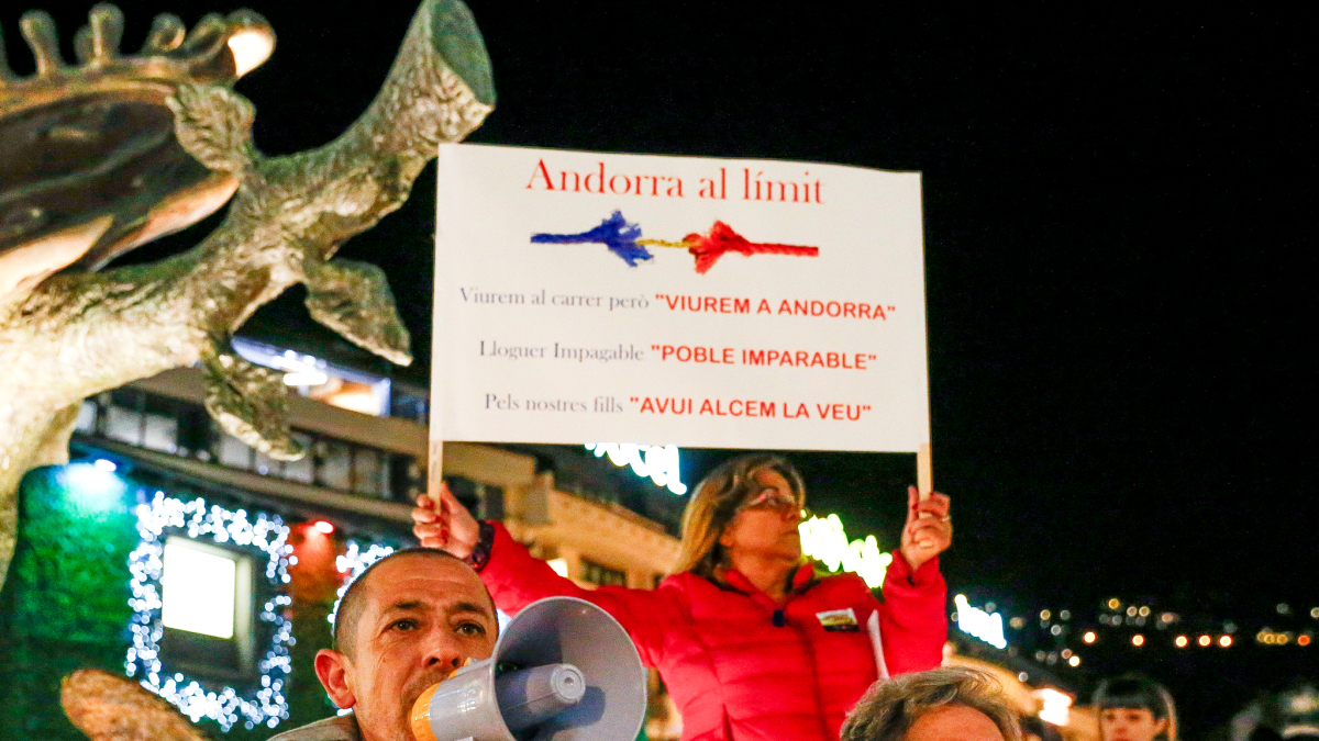 Uns manifestants a l’avinguda Meritxell.
