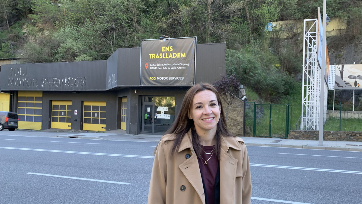 La cònsol menor, Sofia Cortesao, davant la parcel·la on es construiran els tres blocs d'edificis.