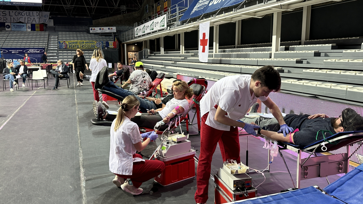 Ciutadans donant sang