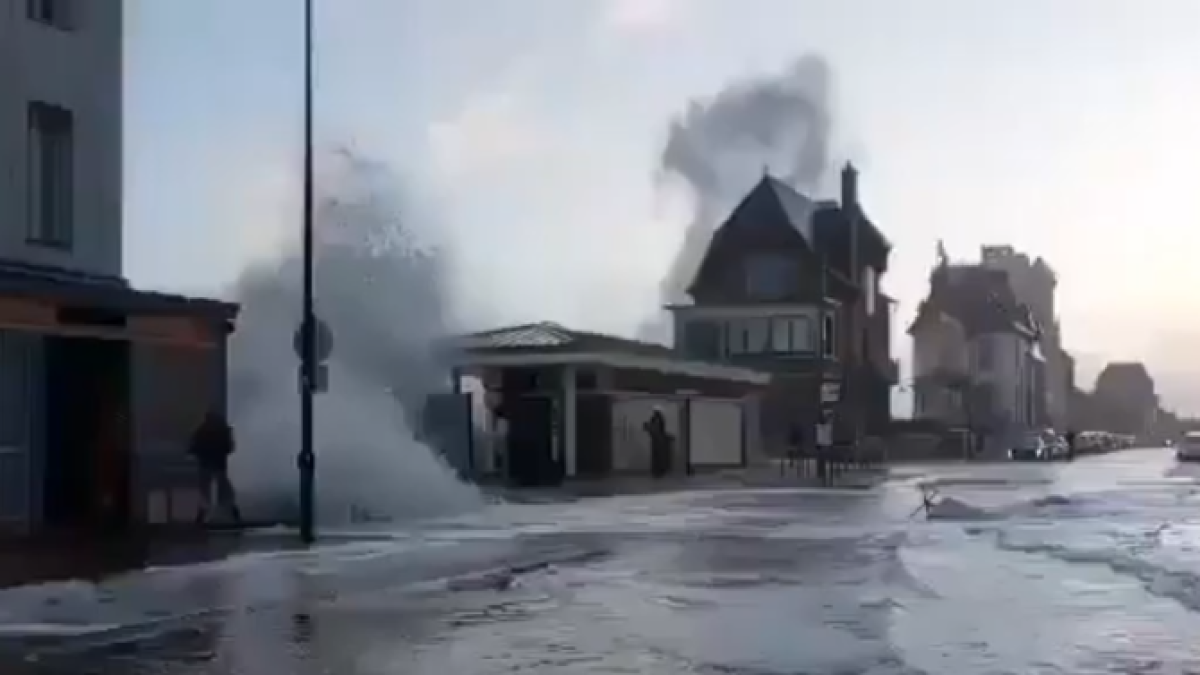 Ones gegants inunden els carrers d'un poble francès