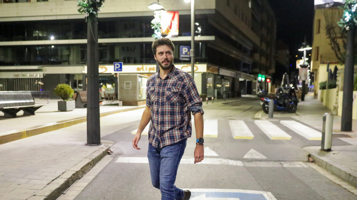 Cerni Cairat caminant per l'Avinguda Verge de Canòlich la nit electoral