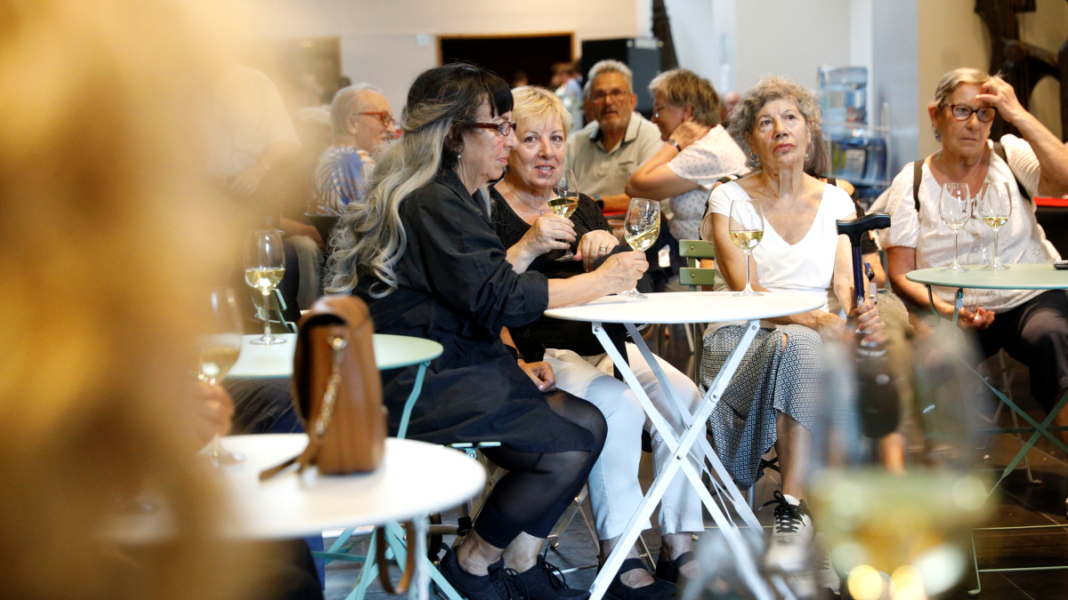 Padrins fent un tastet de vins al Saló de la Gent Gran d’Escaldes.