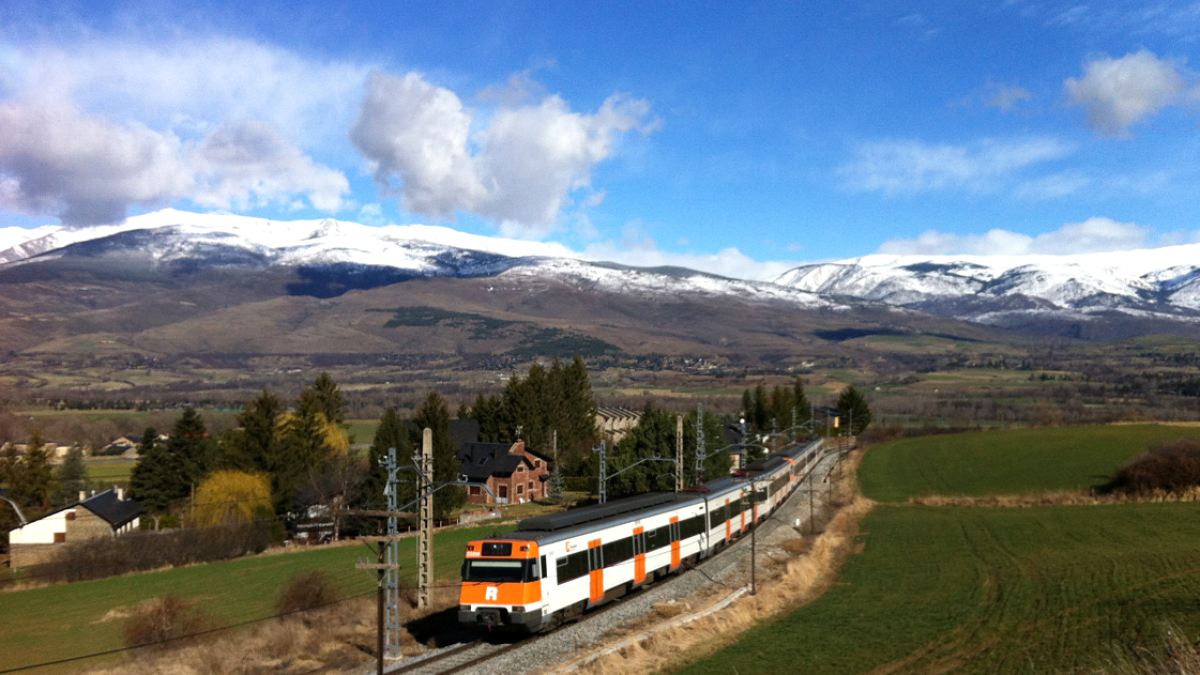 Un tren de rodalies travessant la Cerdanya.