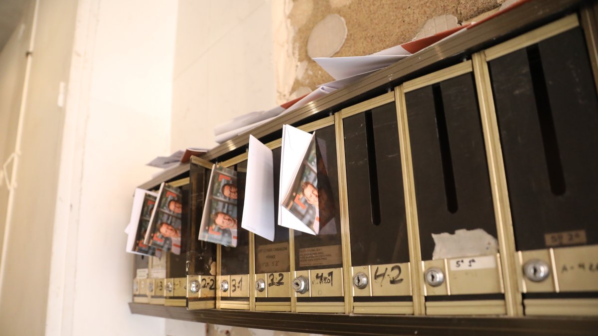 Avda Santa Coloma nº 42, Andorra la Vella,
Edifici esquerdes desallotjat,
Publicitat electoral a les bústies