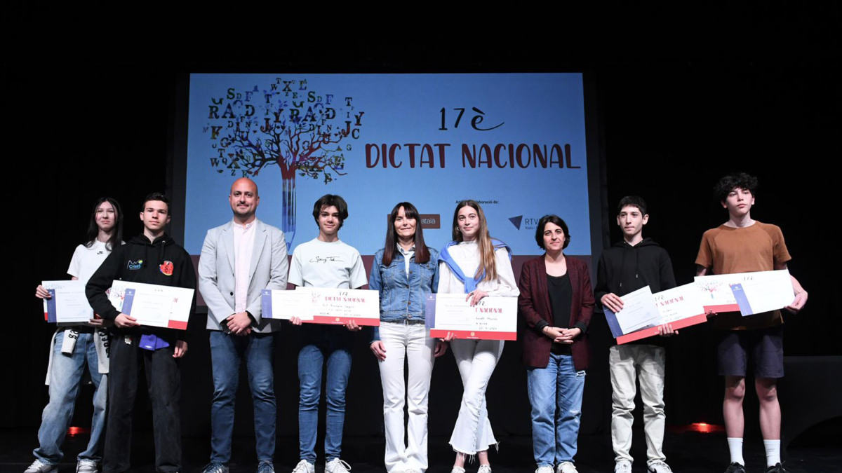 Nil Romero i Blanca Carbonell entre d'altres finalistes del dissetè Dictat nacional