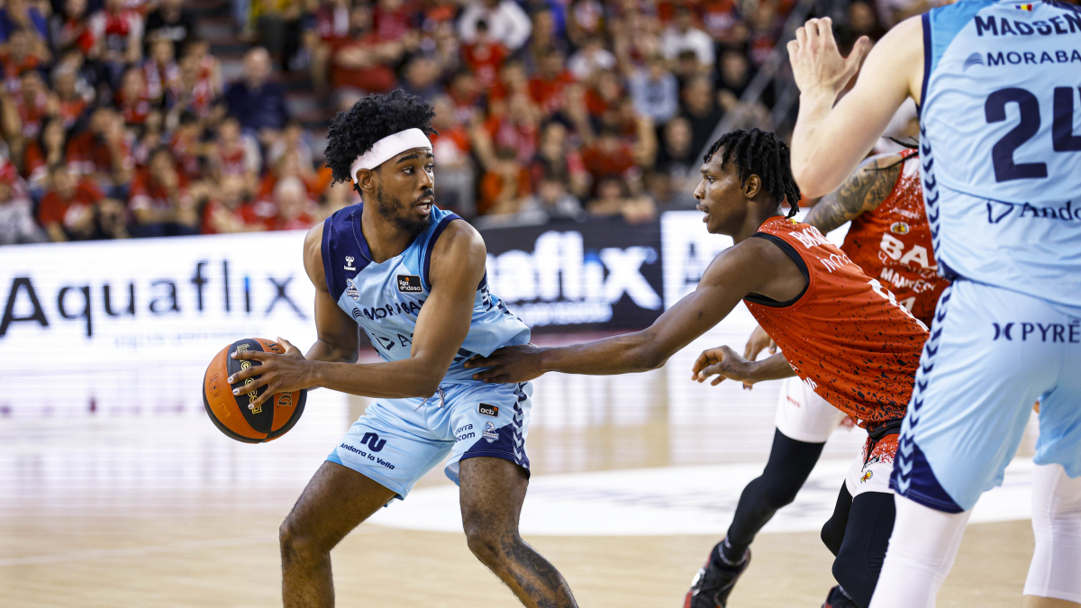 Dos jugadors disputen la pilota