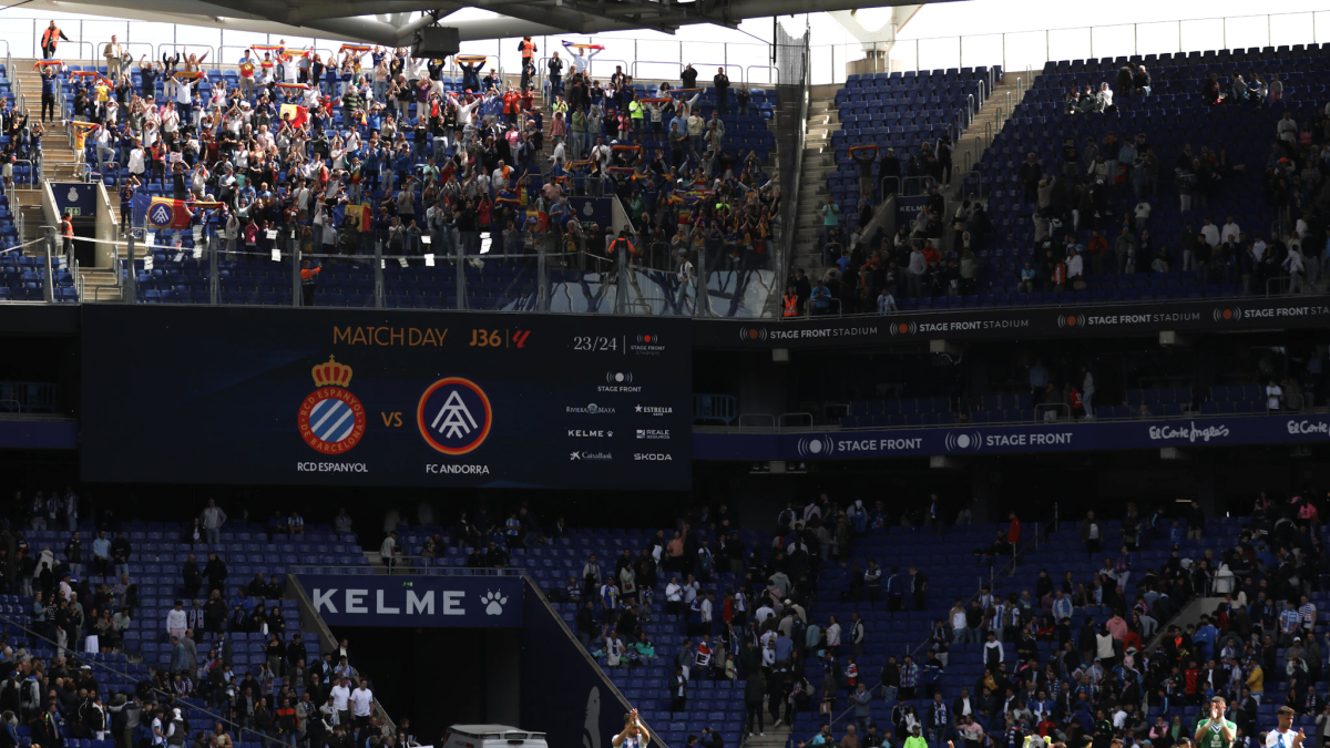 Els jugadors saludant l’afició un cop acabat el partit disputat al camp de l’Espanyol.