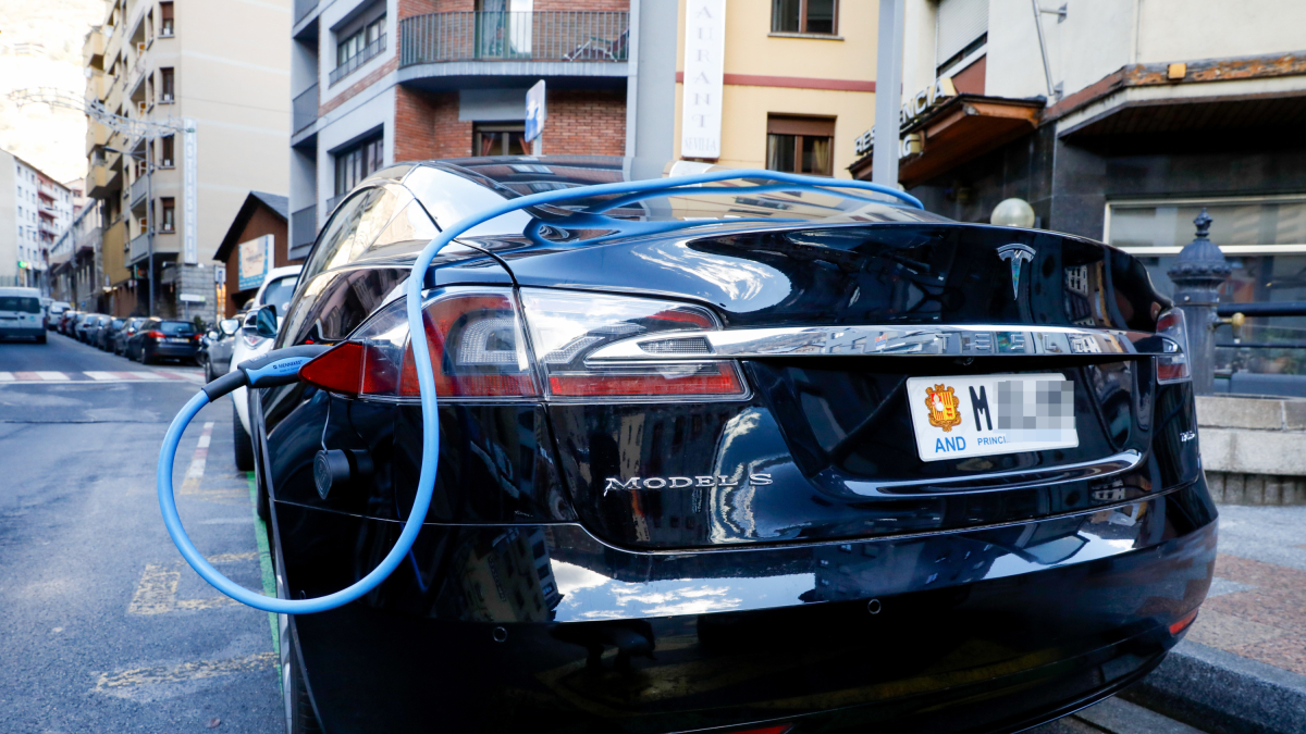 Un vehicle elèctric endollat en un punt de càrrega