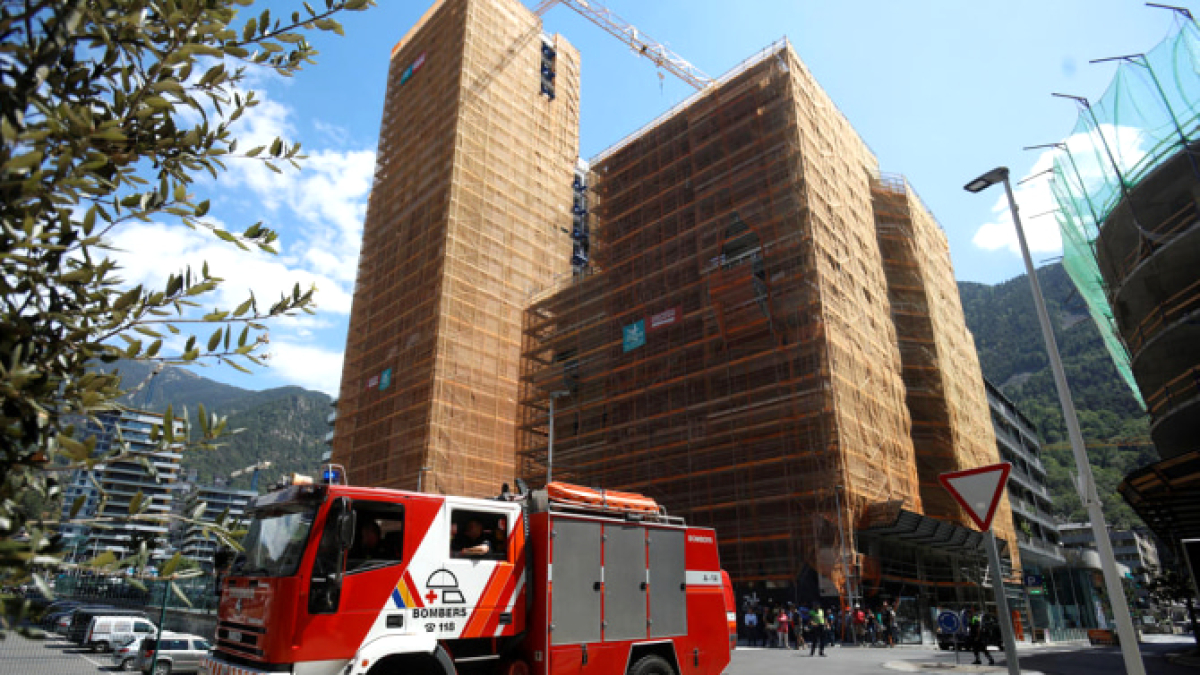 Un camió de bombers a prop de les torres.