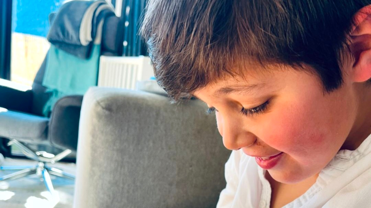 L’Aleix mirant el llibre.