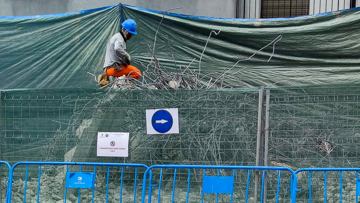 Un obrer de la construcció treballant.