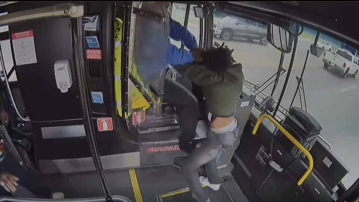 Un home agredeix a un conductor d'autobús i provoca un accident