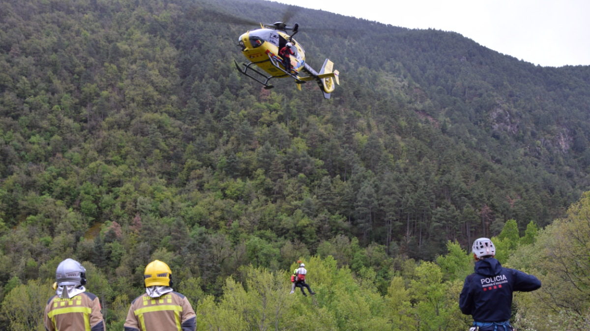 Un bomber executant l'extracció d'una de les víctimes amb gruatge