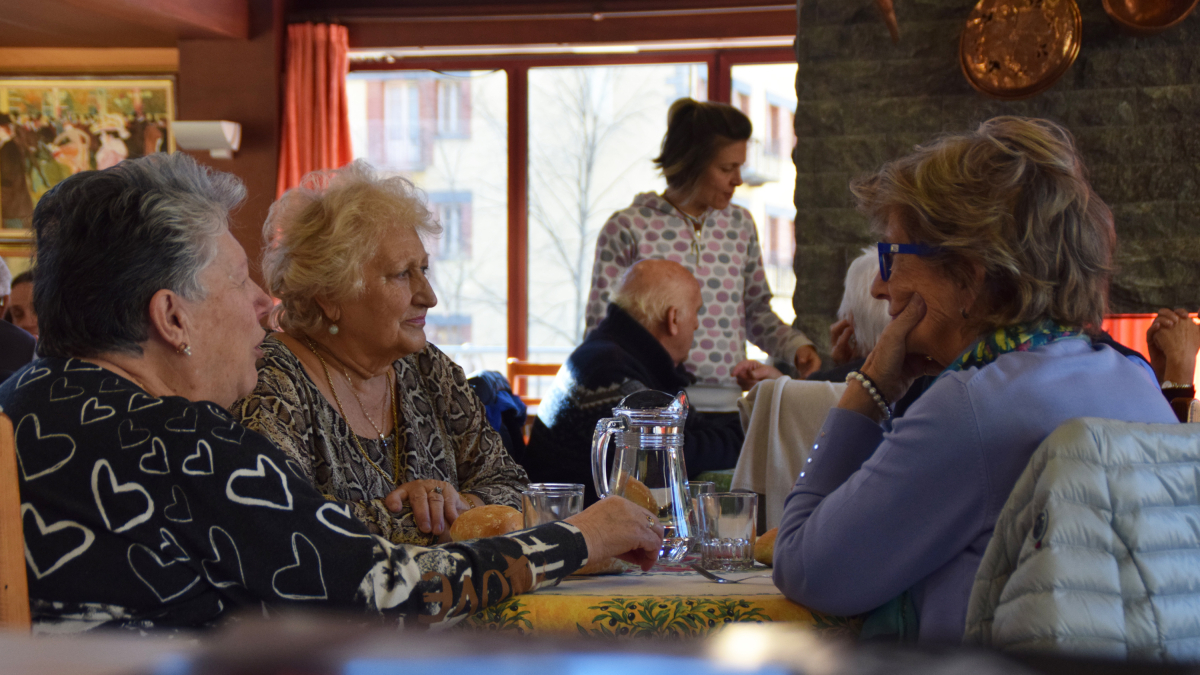 Assistents al projecte 'Taula amiga' el dia que es va estrenar el servei.