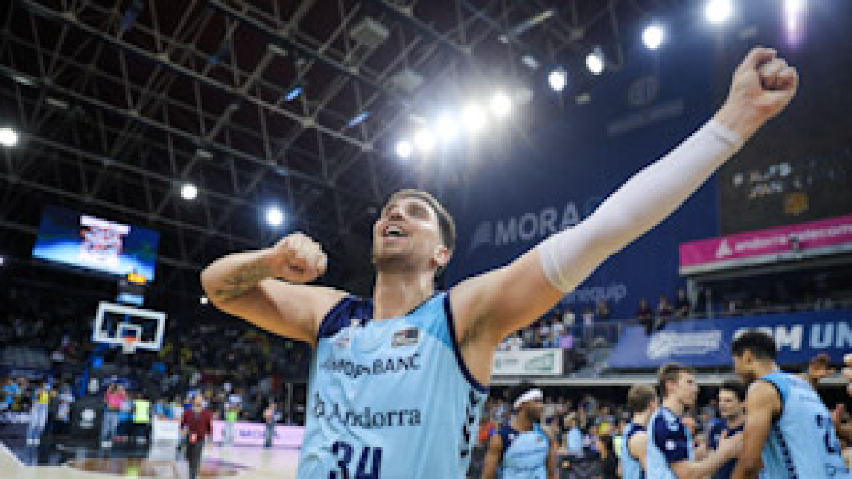 El poliesportiu celebrant la victòria del MoraBanc