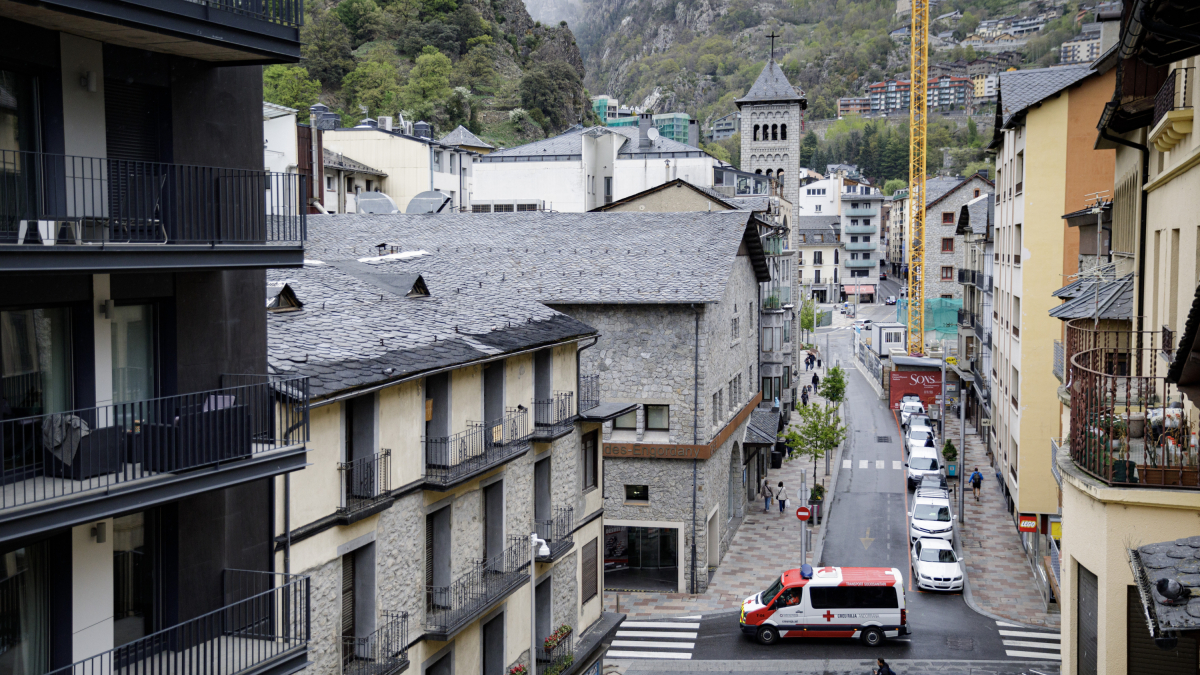 Avinguda Carlemany, tram amb circulació