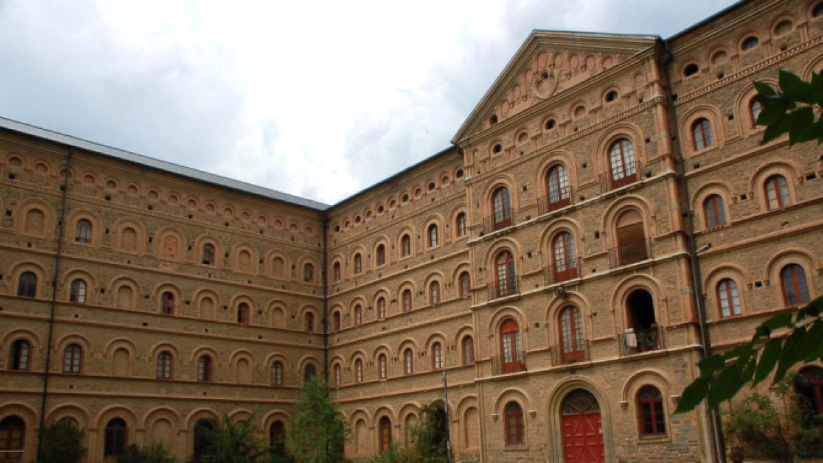 Pati i edifici del seminari de la Seu d’Urgell.