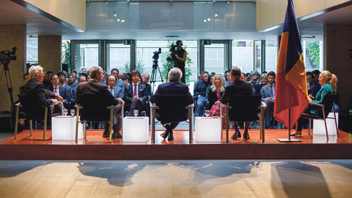 El membres de la taula rodona, des de darrere.