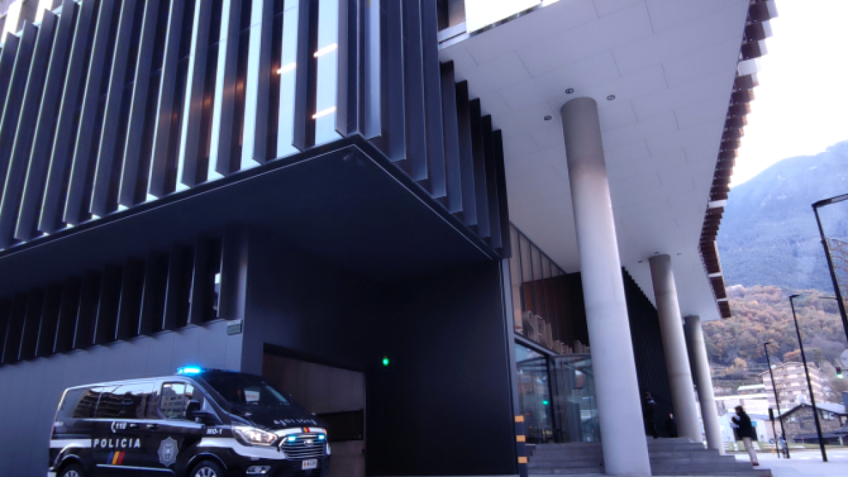 Entrada principal a la seu de la Justícia.