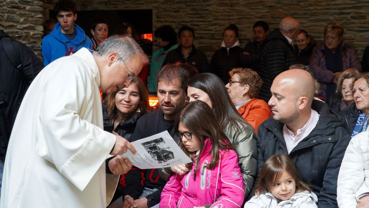 El mossèn durant la missa