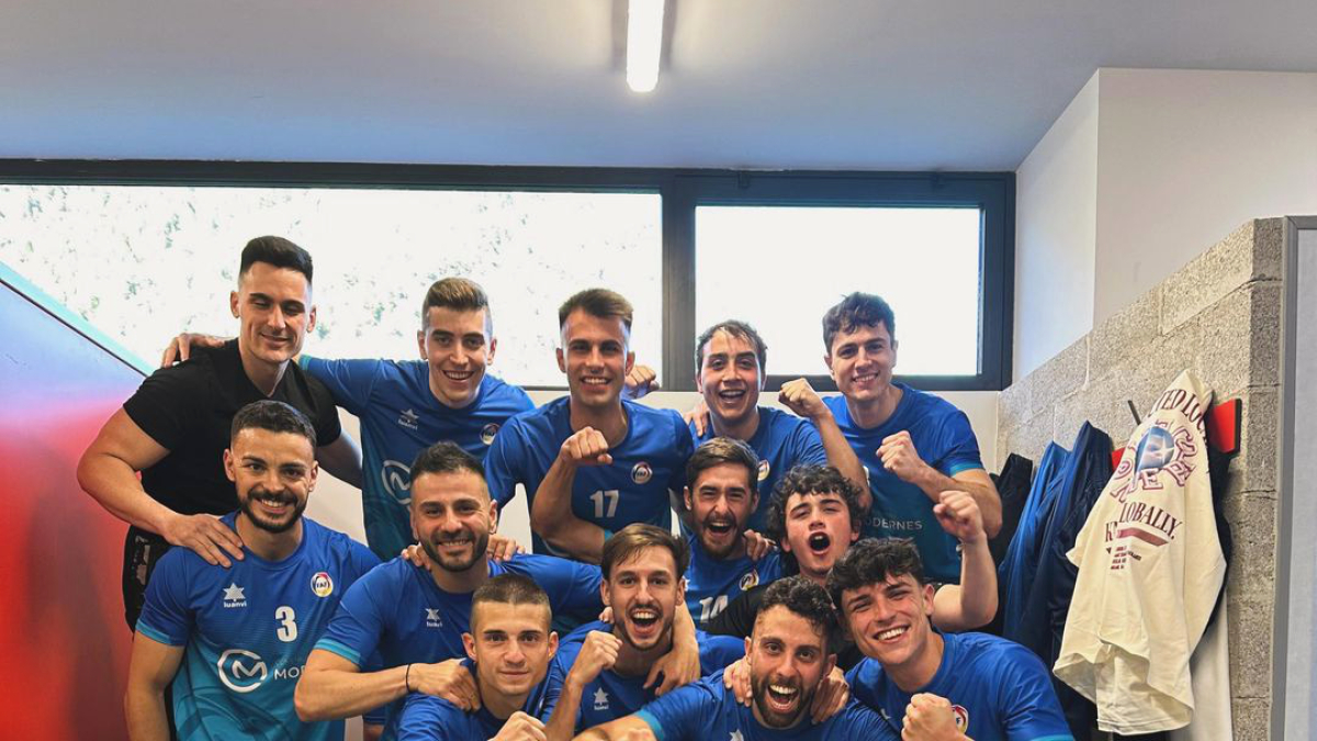 Els jugadors de l’Enfaf celebrant una victòria.