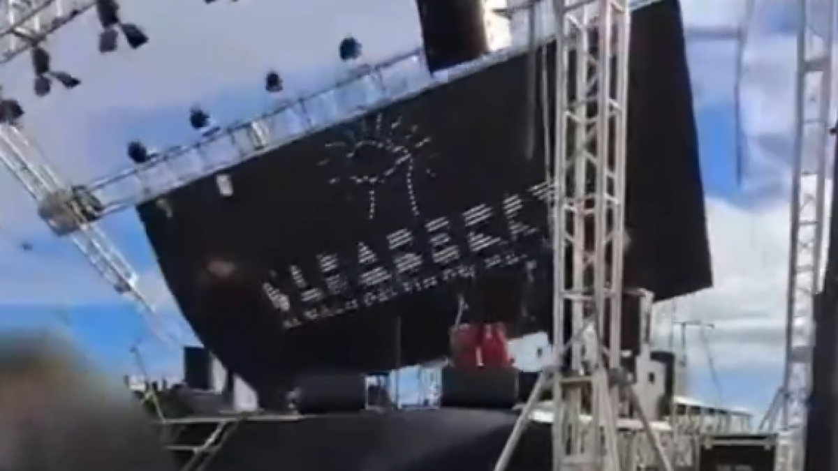 Una pantalla gegant cau enmig d'un espectacle