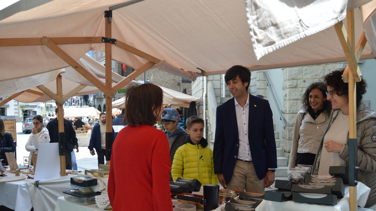 Visitants i el cònsol major a la fira, ahir.