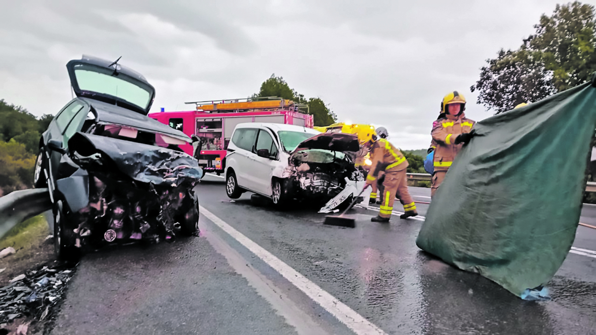 Els dos vehicles sinistrats a causa del greu impacte.