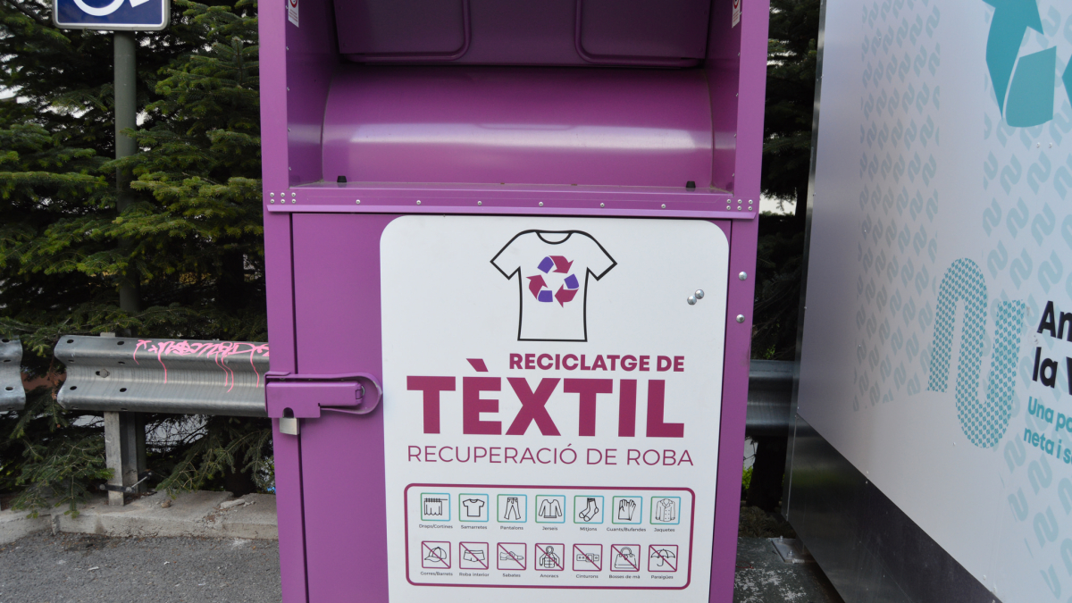 Peces de roba en una botiga.
