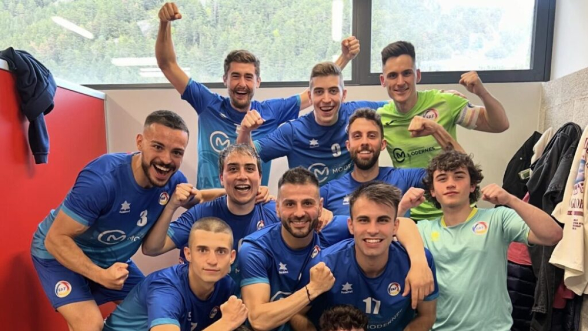 Els jugadors de l'Enfaf celebrant la victòria.