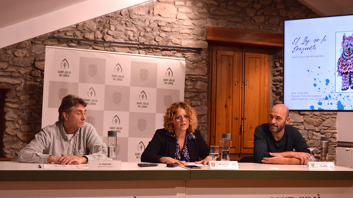 L'artista Roger Mas; la consellera de Cultura de Sant Julià de Lòria, Teresa Areny i el president de la Colla Gegantera, Jordi Díaz, durant la roda de premsa d'aquest dilluns al matí.