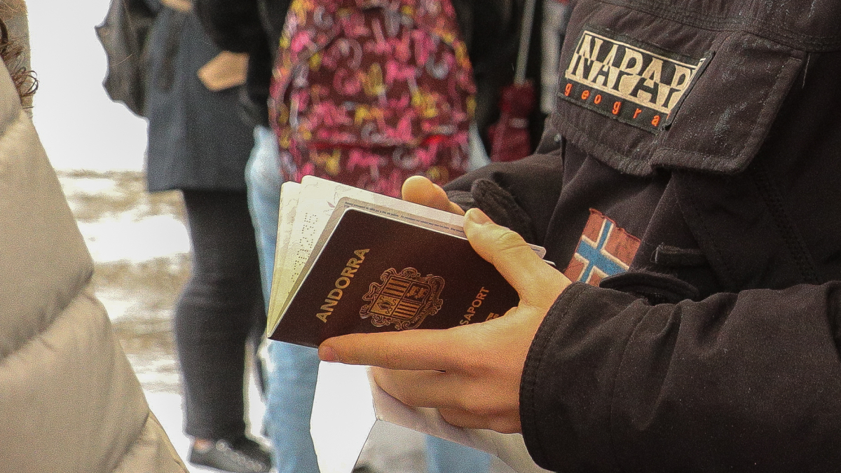 Un estudiant amb el passaport

Foto Fernando Galindo