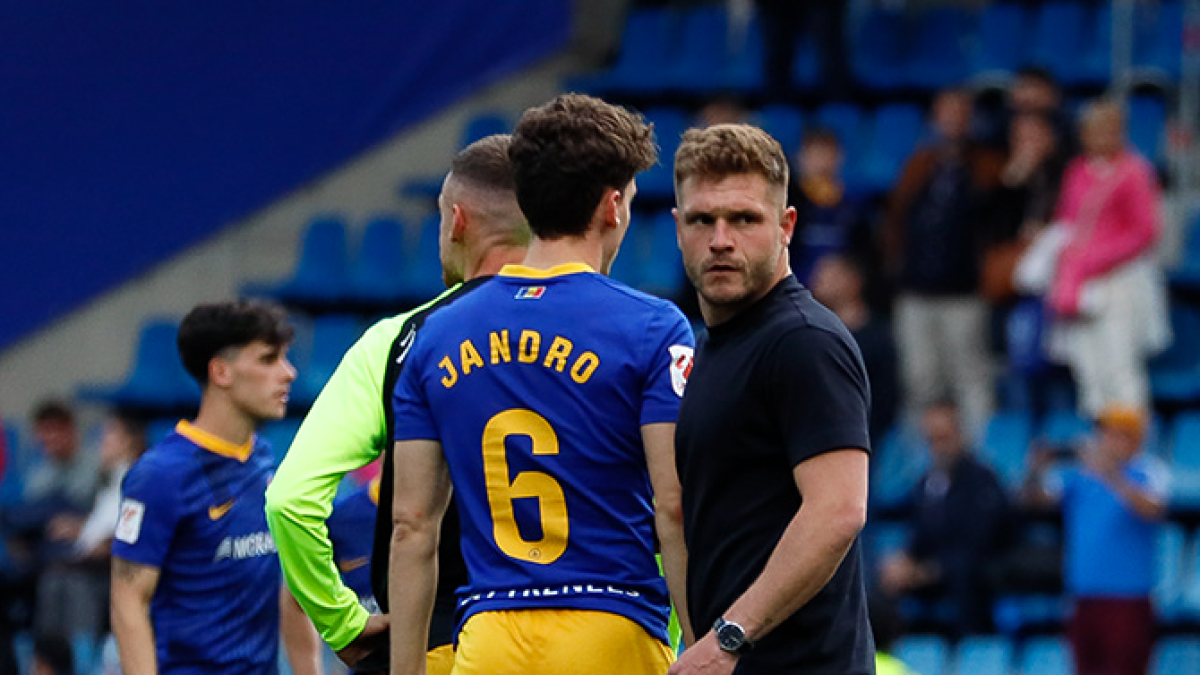Ferran Costa va consolar els seus jugadors en acabar.