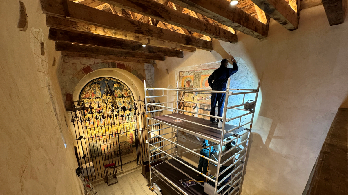 Restauració del mural de Sant Joan de Caselles.