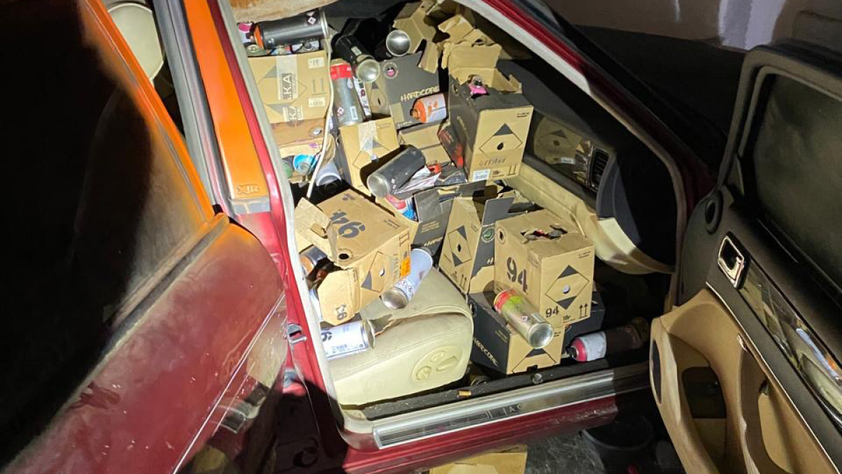 Esprais utilitzats en els actes vandàlics amagats a un cotxe abandonat al pàrquing Centre Ciutat