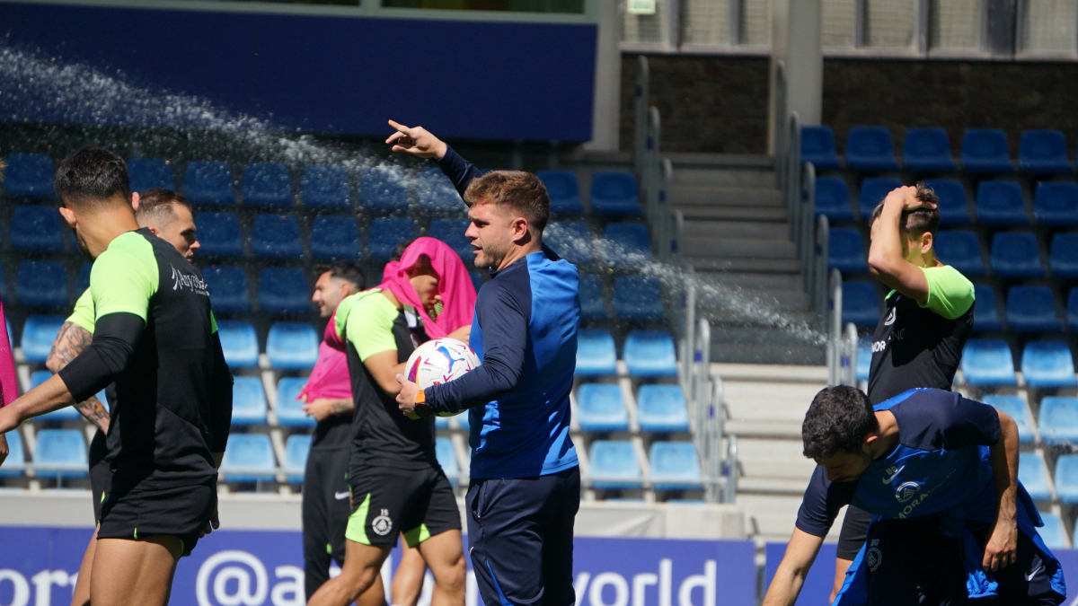El tècnic de l’FC Andorra, Ferran Costa, durant la sessió d’ahir.