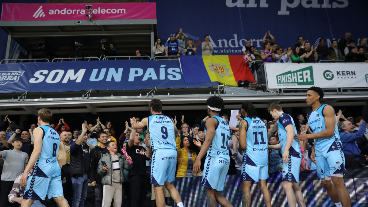 Els jugadors del MoraBanc celebrant la permanència amb els aficionats.