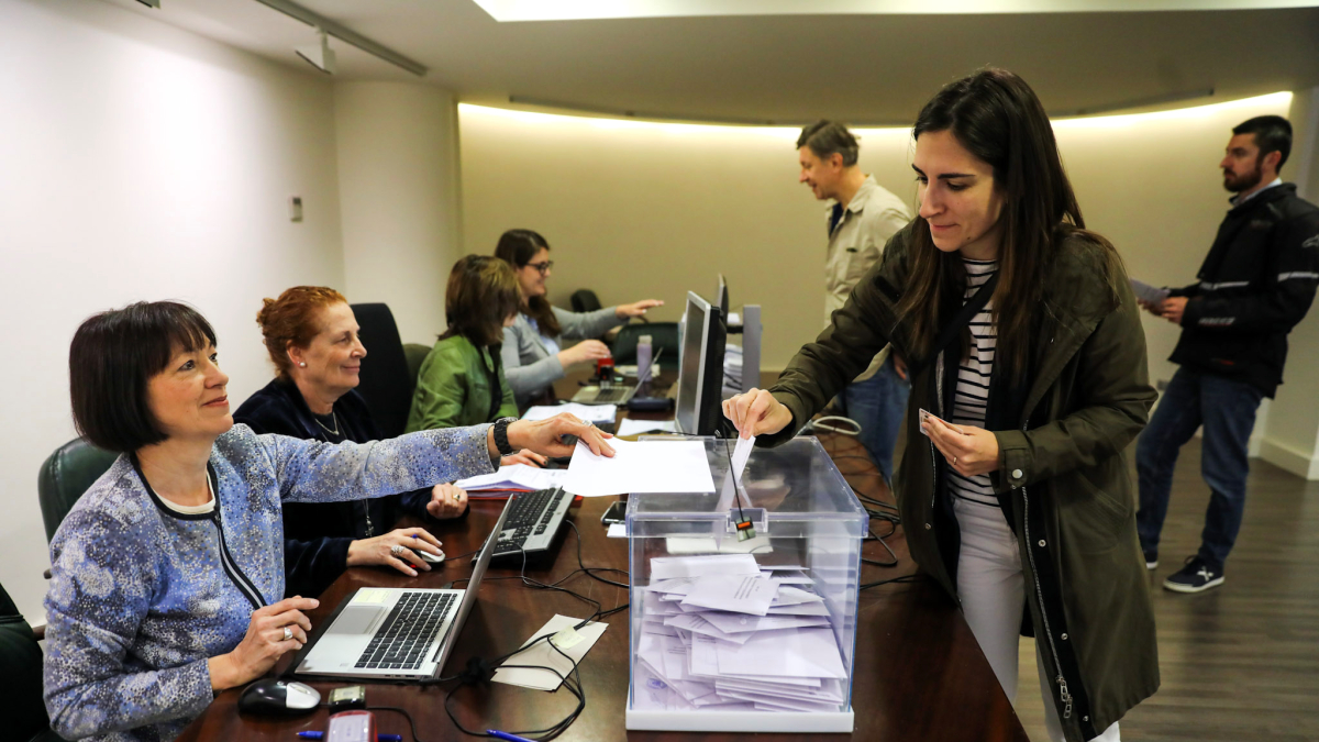Una de les votants que va anar ahir al consolat.