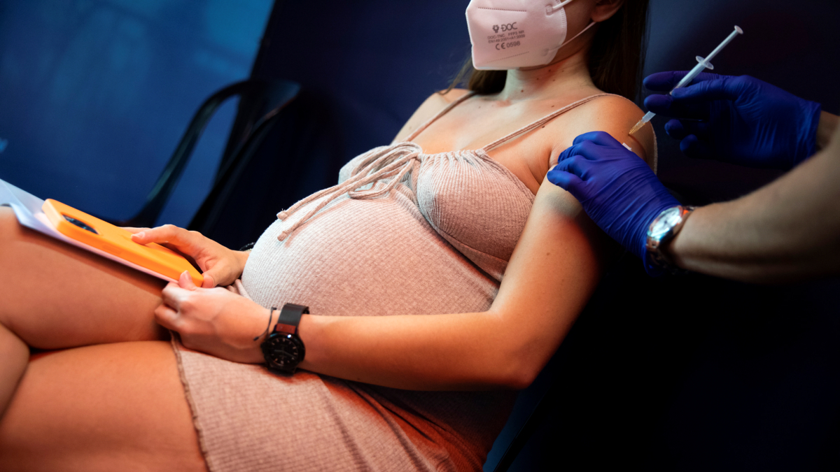 Es recomana la vacunació de dones embarassades, per protegir el nounat.