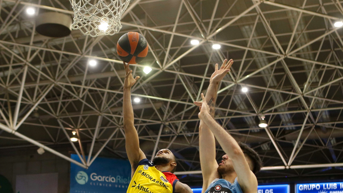 Montero prova d’encistellar davant d’un rival.