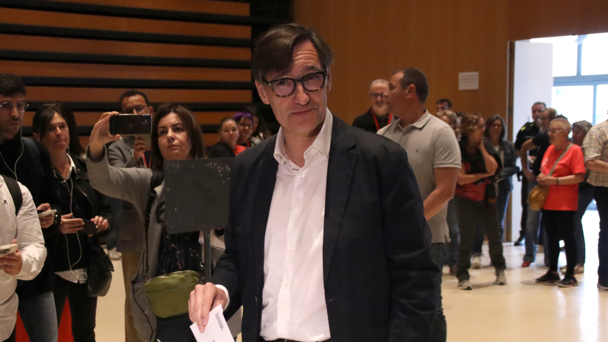 El guanyador de les eleccions, Salvador Illa, dipositant el vot.