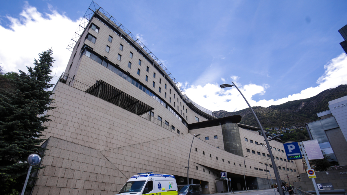 Una ambulància a la porta de l'hospital