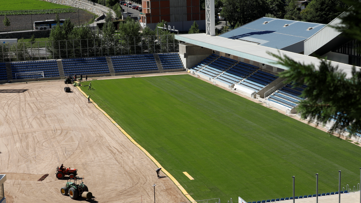 Instal·lació de la gespa natural a l’Estadi Nacional.