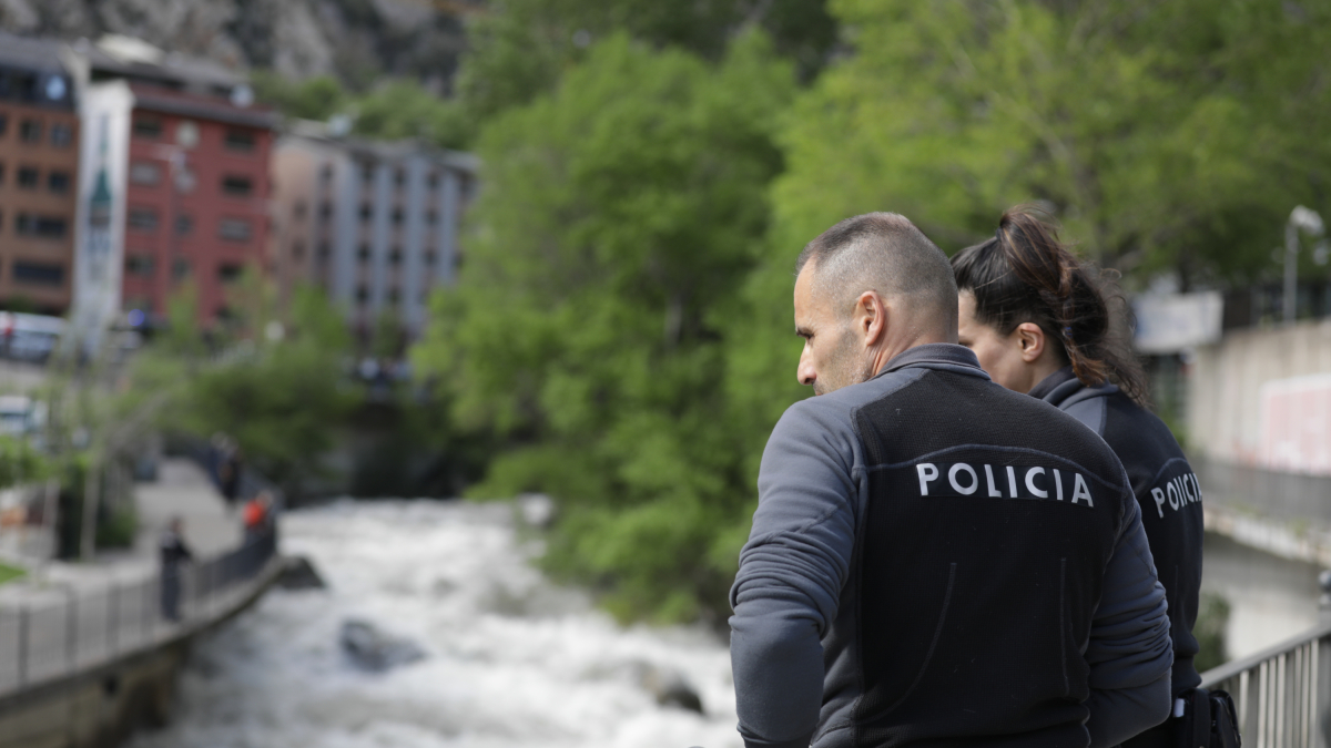 Membres de la policia durant una intervenció de recerca